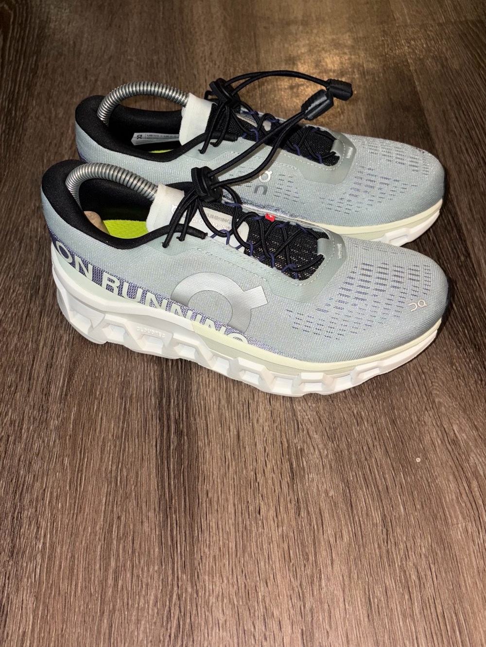 Women's mineral/Aloe OnCloud Cloudmonster 2
sneakers sz 8.5